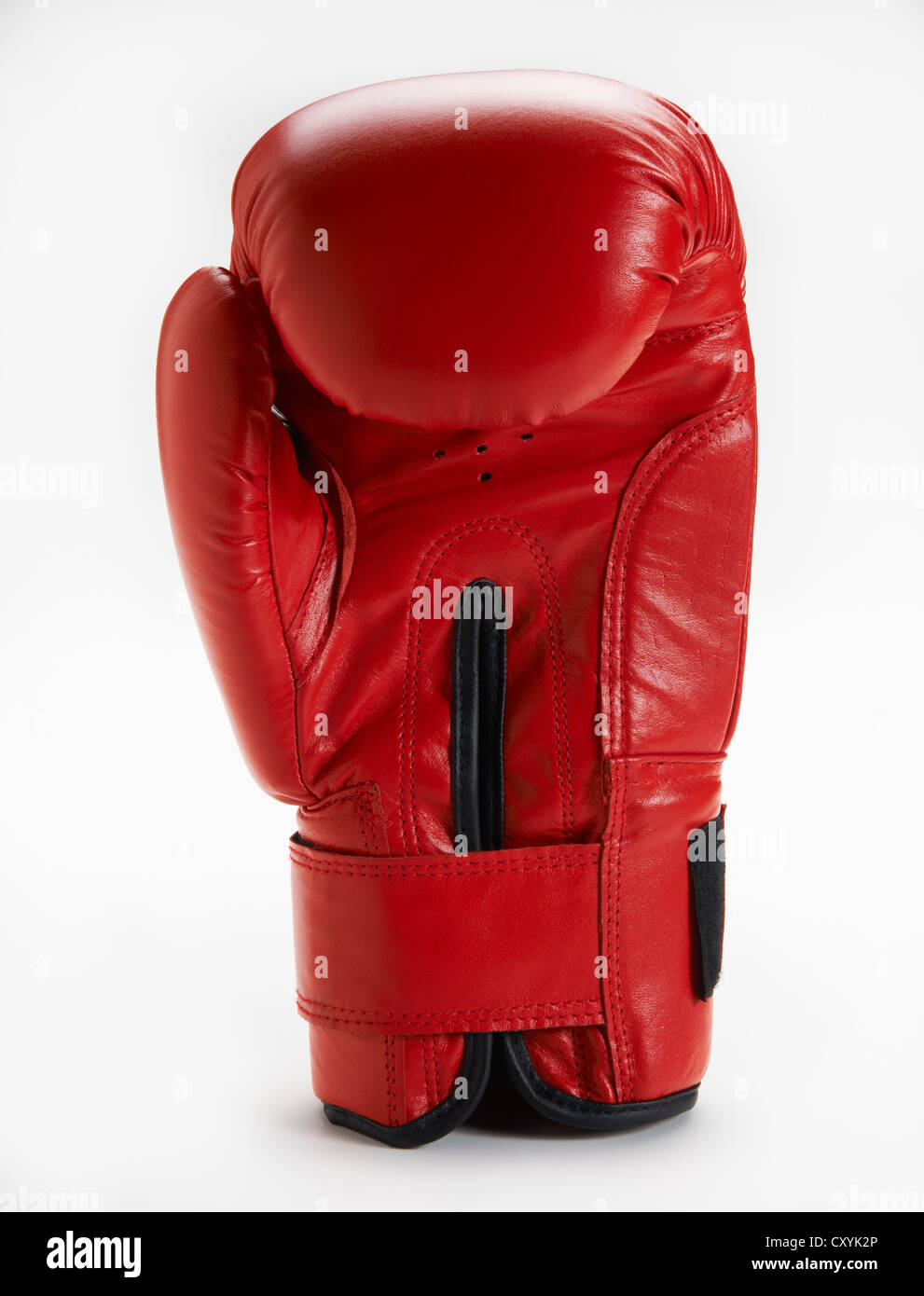Rote Boxhandschuh stehend auf weißem Hintergrund Stockfoto