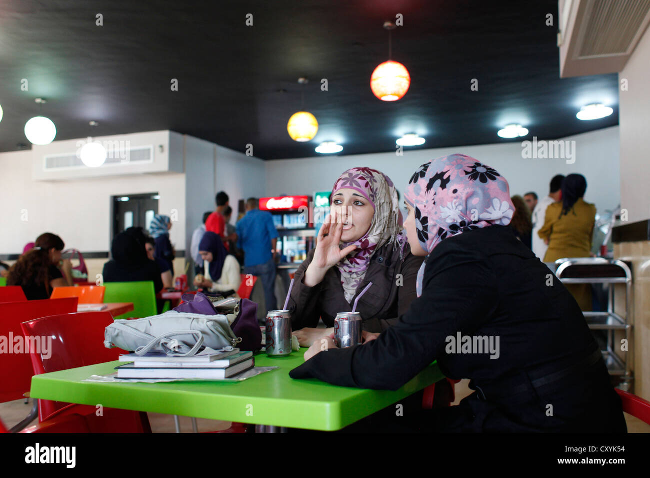 Palästinensische Studenten in der Cafeteria der Al Quds Universität in Abu Dis oder Abu Deis, einer palästinensischen Gemeinde, die zum palästinensischen Gouvernement von Jerusalem südöstlich von Jerusalem in Israel gehört Stockfoto