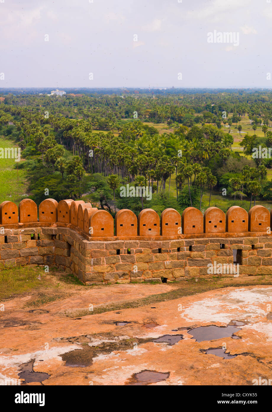 Blick über die Landschaft hinter geschnitzten Steinblöcke auf dem Wall des Tirumayam Fort, Tirumayam, Indien Stockfoto