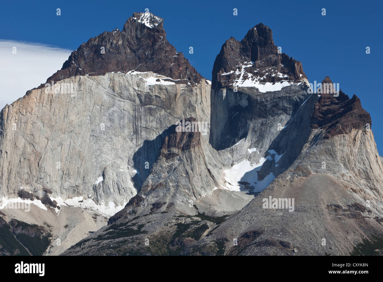 Dunkle Spitzen, Cuernos del Paine Granitberge, Torres del Paine Nationalpark, Lake Pehoe, Region Magallanes Antarktis Stockfoto