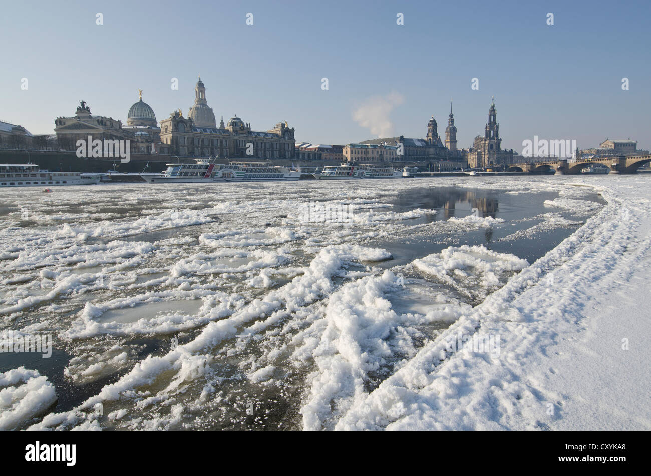 Die fast zugefrorenen Fluss Elbe, ein seltenes Phänomen verleiht einen spektakulären Anblick der Stadt, Dresden, Sachsen Stockfoto