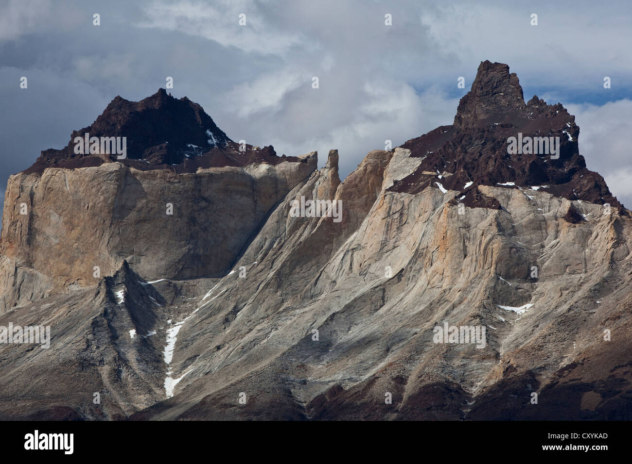 Dunkle Spitzen, Cuernos del Paine Granitberge, Torres del Paine Nationalpark, Lake Pehoe, Region Magallanes Antarktis Stockfoto