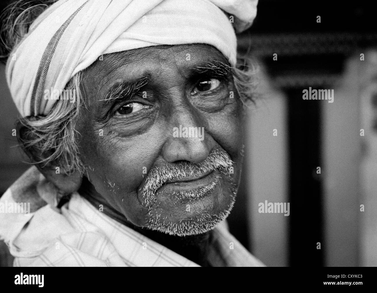Alter Inder mit Turban mit einem melancholischen Blick, Madurai, Indien Stockfoto