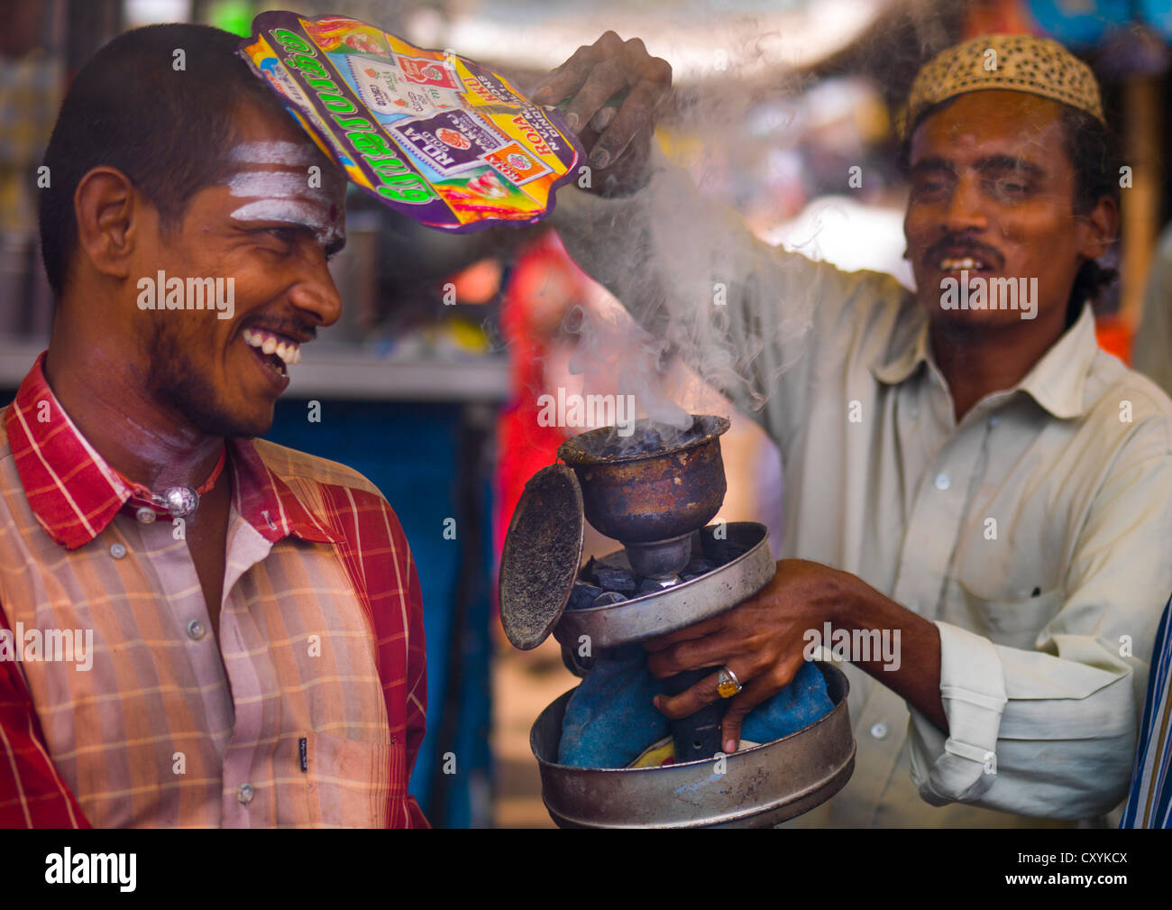 Männer während herumliegen Reinigung am Markt Madurai, Indien Stockfoto