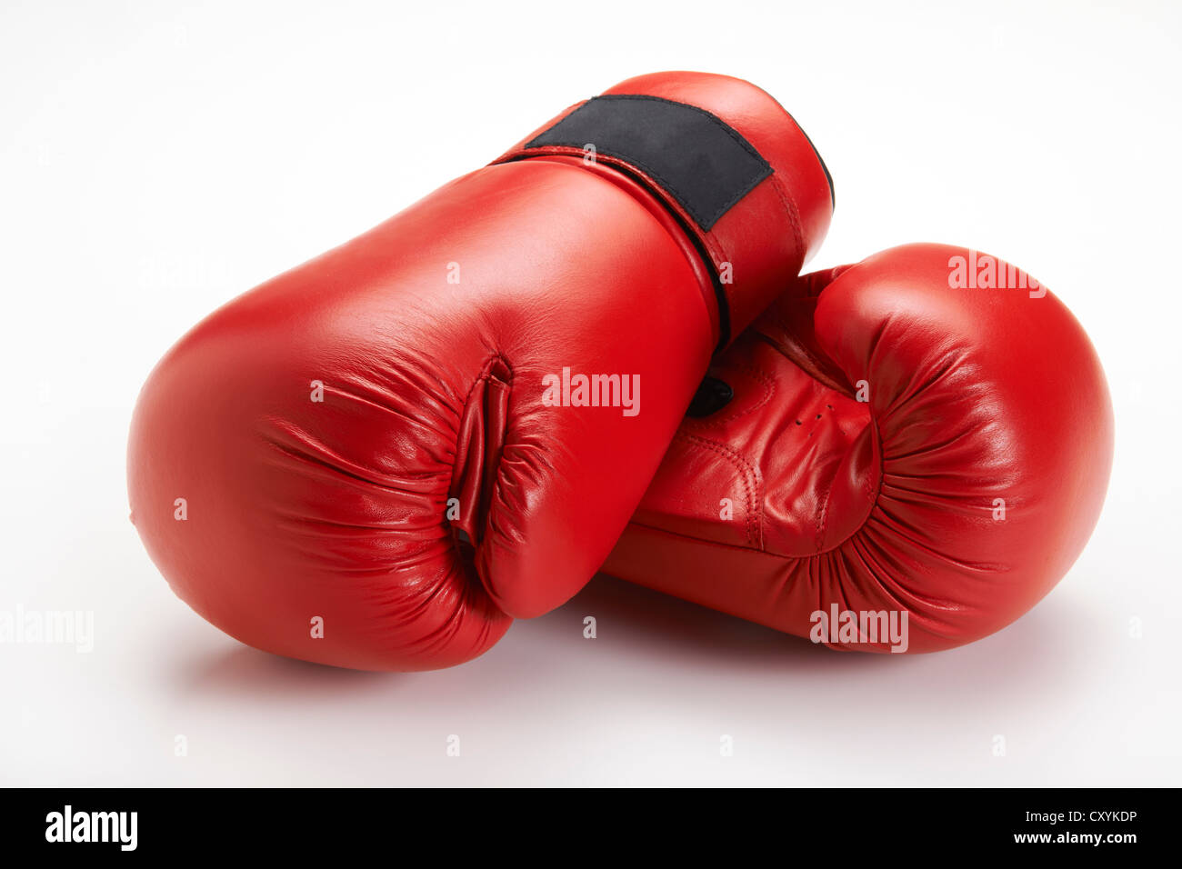 Paar rote Boxhandschuhe isoliert auf weißem Hintergrund Stockfoto
