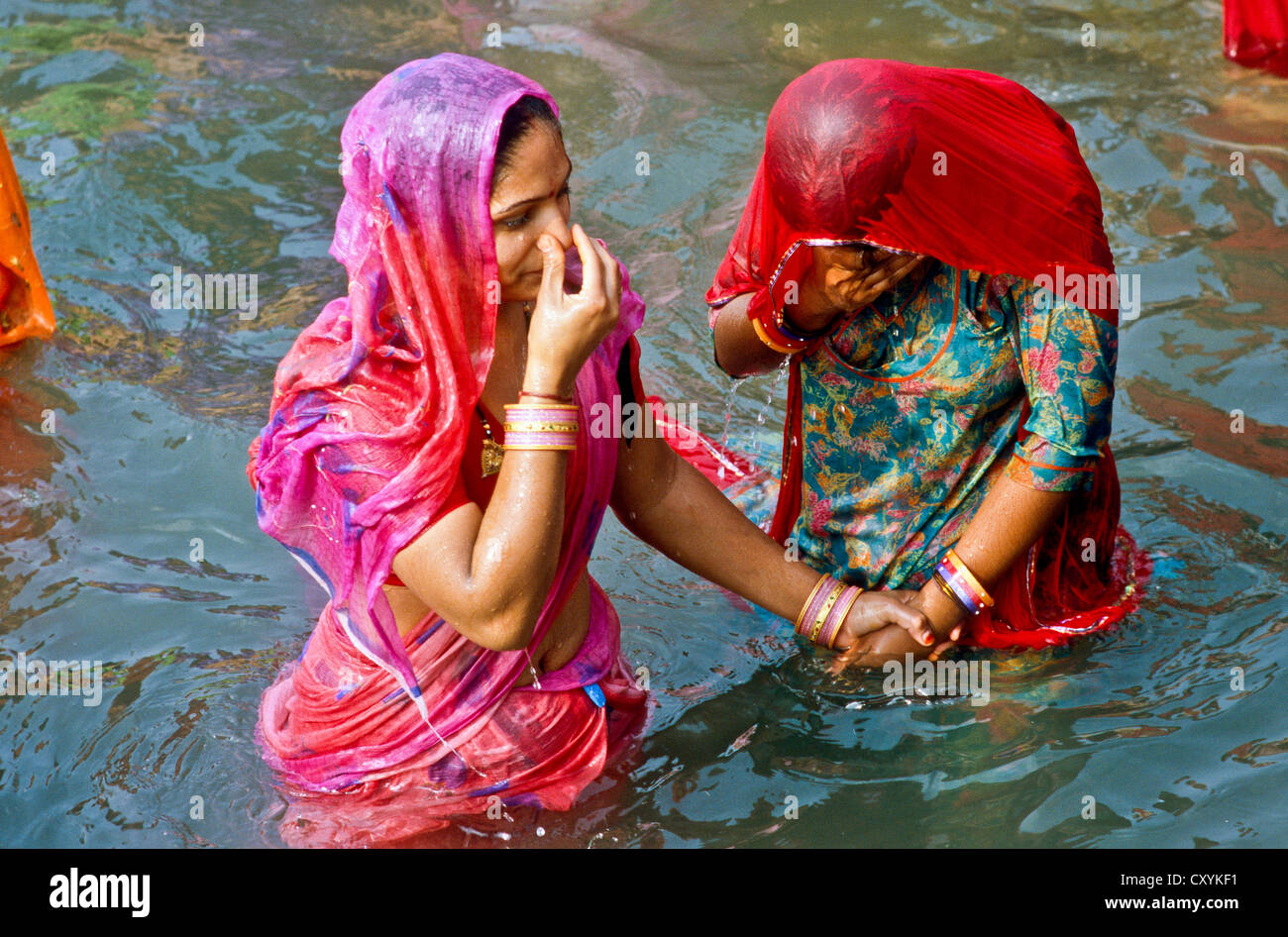 Zwei Frauen, die die Badewanne am Har-Ki-Pauri-Ghat, die berühmte Baden Ghat in Haridwar, Indien, Asien Stockfoto