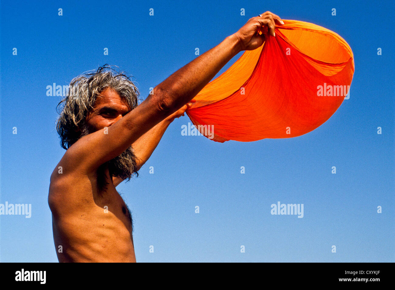 Pilger, die seine Wäsche trocknen, nachdem er ein Bad im Fluss Yamuna, cannot, Indien, Asien Stockfoto