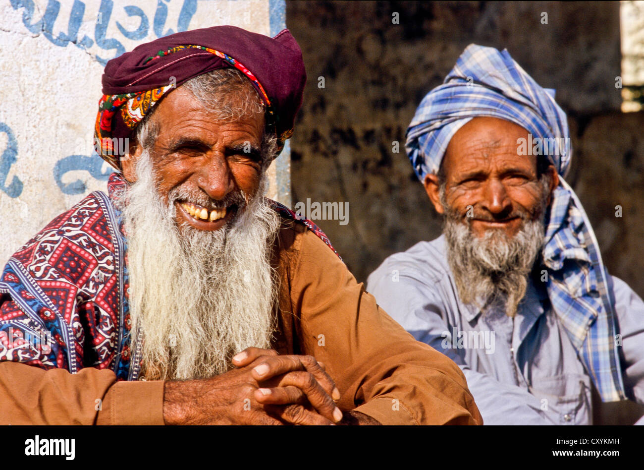 Zwei Männer sitzen auf dem Markt von Bhuj, Indien, Asien Stockfoto