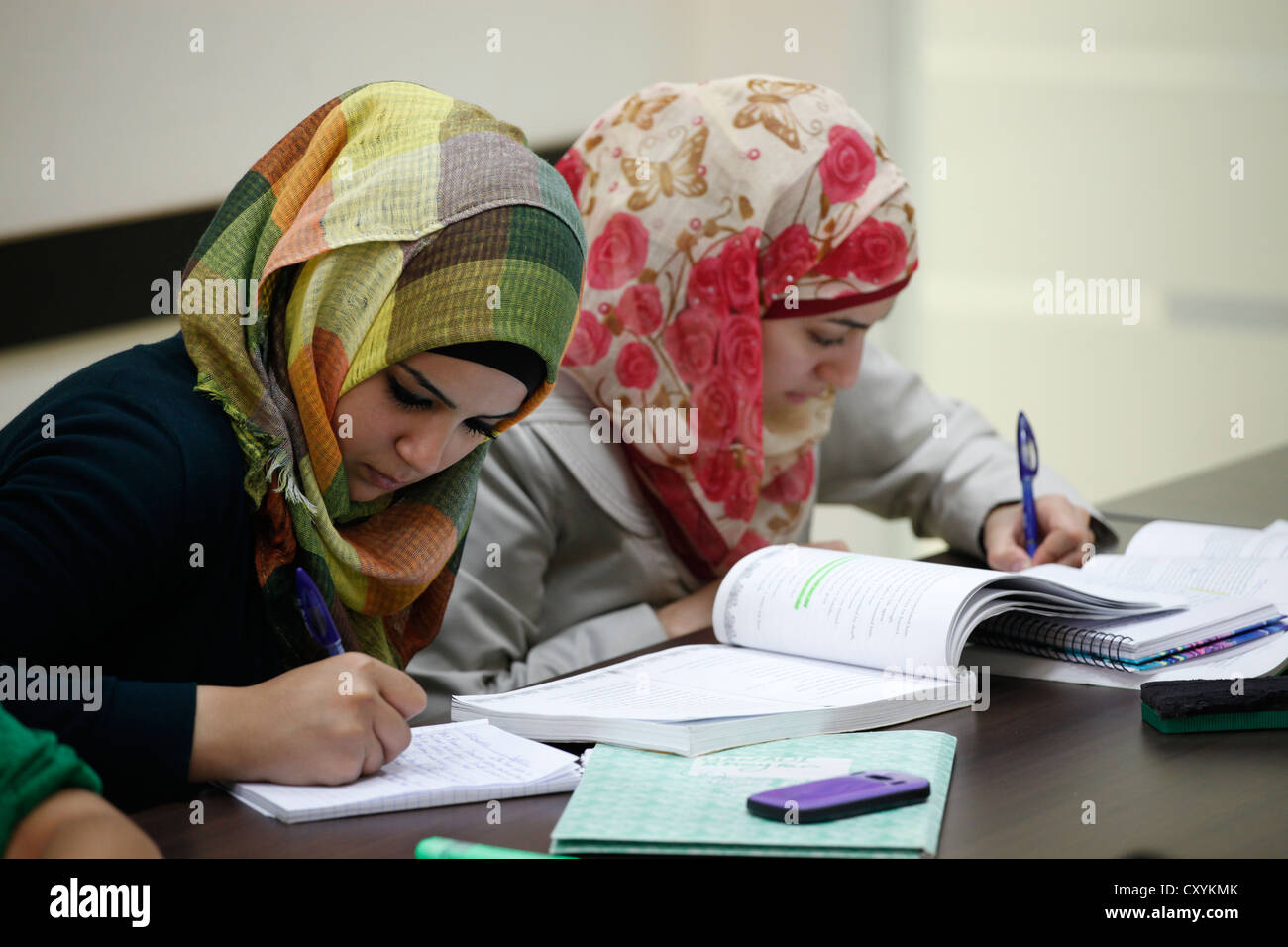 Palästinensische Studenten bei Vorlesungen an der Al Quds Universität in Abu Dis oder Abu Dis eine palästinensische Gemeinschaft, die zum palästinensischen Gouvernement von Jerusalem südöstlich von Jerusalem in Israel gehört Stockfoto