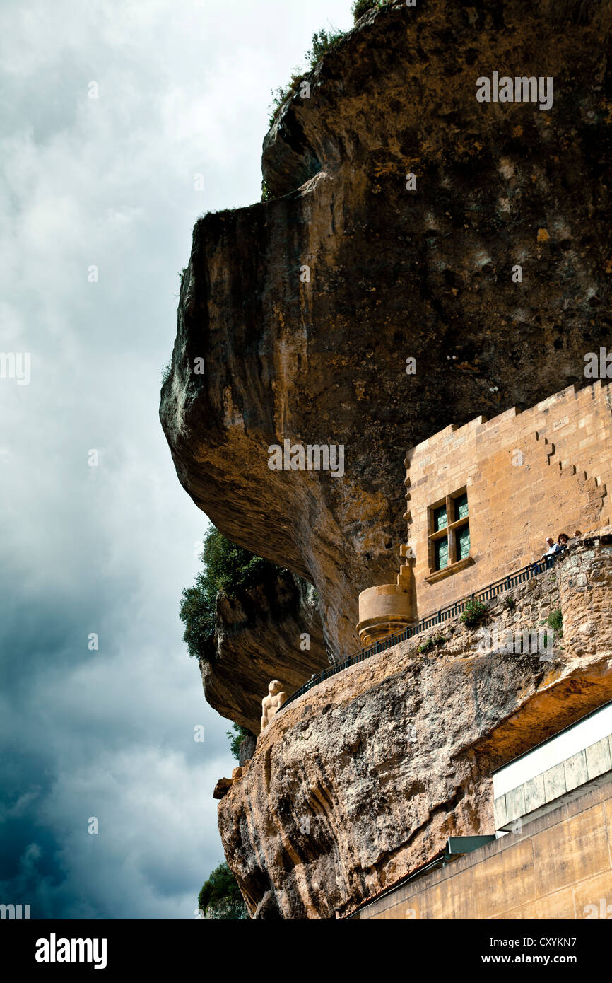 Jütting Kalksteinfelsen in Les Eyzies-de-Tayac, Vézère-Tal, Perigord, Frankreich, Europa Stockfoto