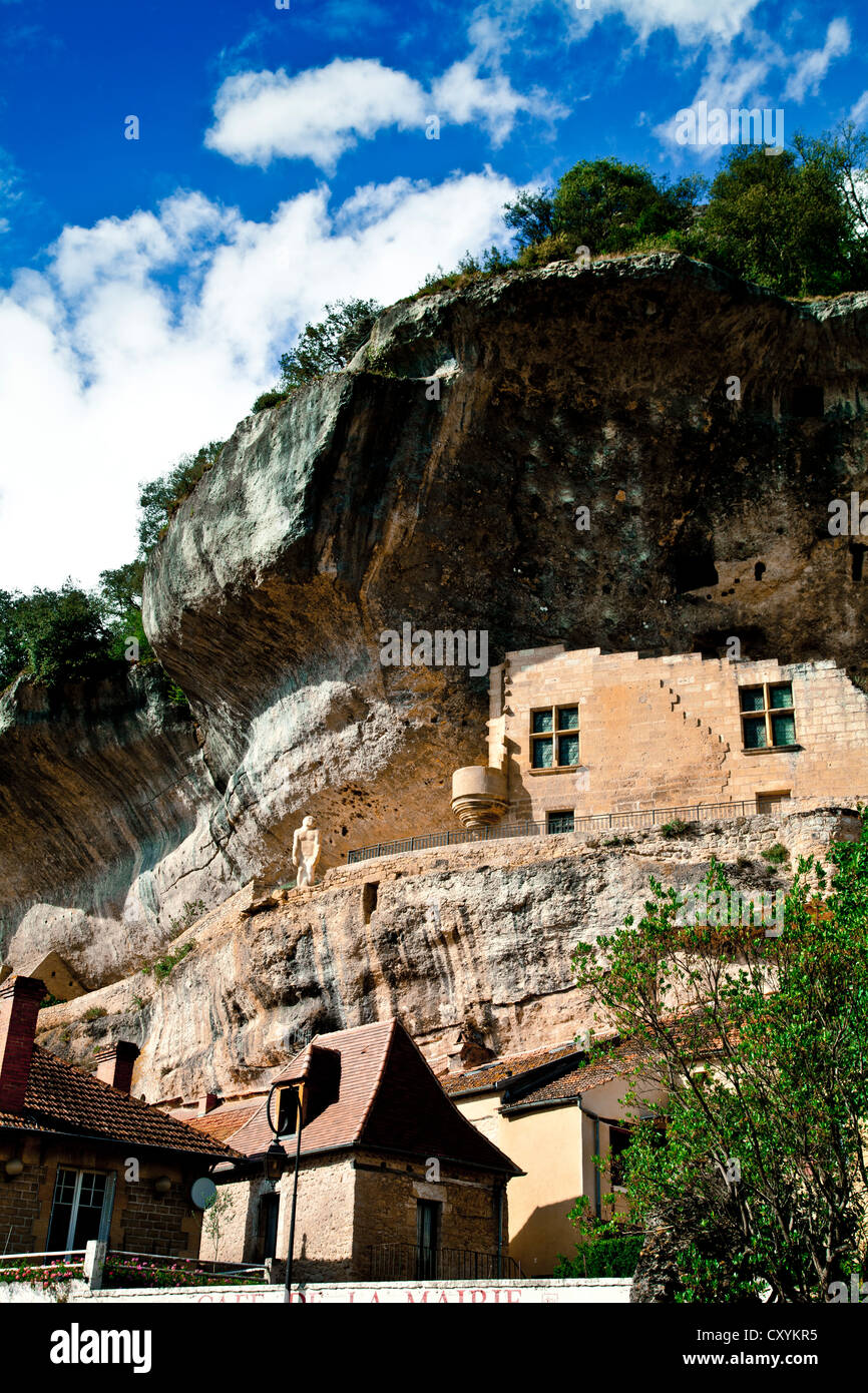 Jütting Kalksteinfelsen in Les Eyzies-de-Tayac, Vézère-Tal, Perigord, Frankreich, Europa Stockfoto