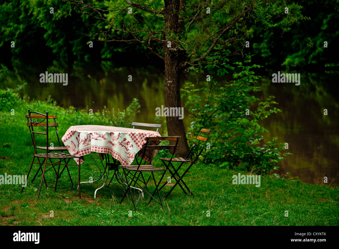 Tisch und Stühle im Garten, Vézère-Tal, Perigord, Frankreich, Europa Stockfoto