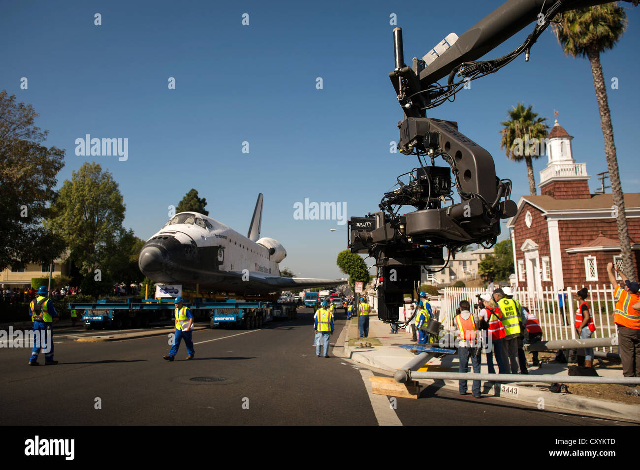 NASA Space-Shuttle Endeavour ist manövriert Straßen von Inglewood auf einer 12-Meilen-Reise auf der Straße zu seinem neuen Haus an der California Science Center 13. Oktober 2012 in Los Angeles, Kalifornien. Endeavour 25 Missionen abgeschlossen, verbrachte 299 Tage im Orbit und umkreiste die Erde 4.671 Zeiten während der Reise 122,883,151 Meilen. Ab 30. Oktober das Shuttle werden auf dem Display in der Samuel erste Space Shuttle Endeavour anzeigen Pavillon. Stockfoto