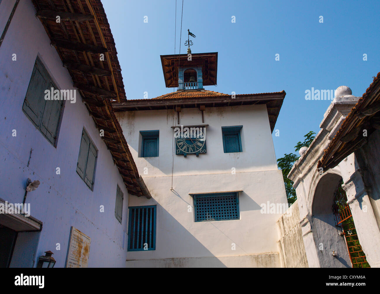 Vorderseite des Kochi Synagoge mit einer Uhr an der Wand, Indien Stockfoto