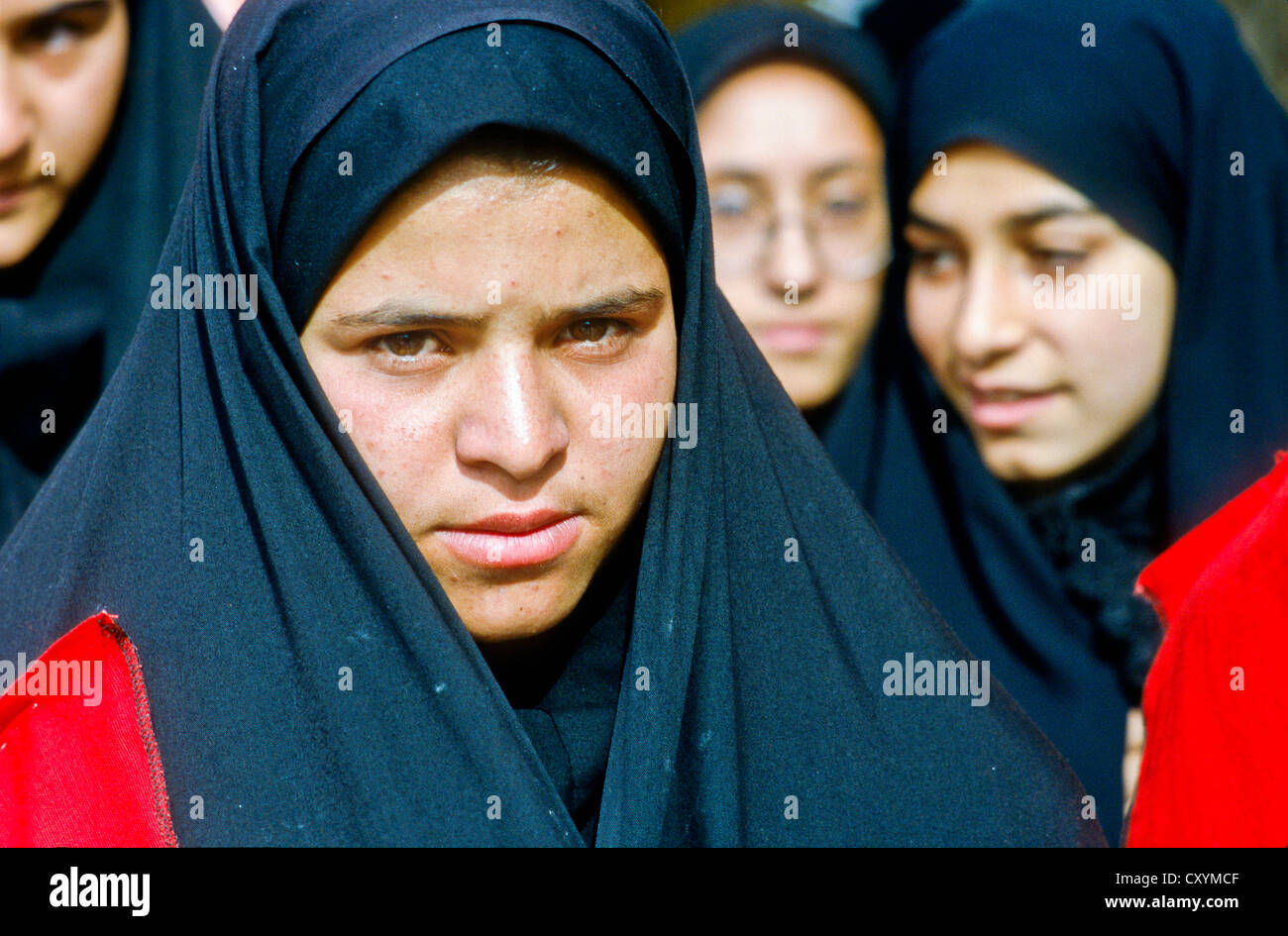 Junge muslimische Frauen tragen den Tschador, Shiraz, Iran, Westasien Stockfoto