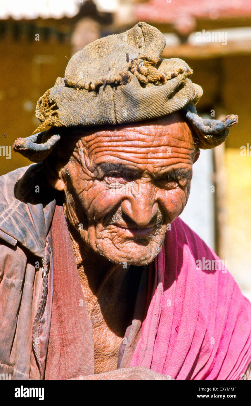 Porträt eines Mönches von der Fernbedienung Lingshed Gompa Lingshed, Indien, Asien Stockfoto