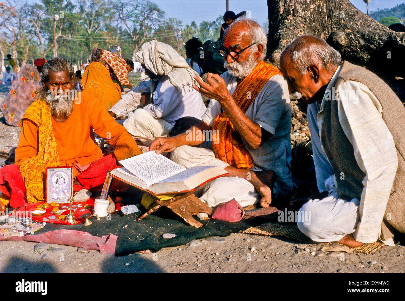 Sadhus, die sammeln sich an der Kumbh Mela oder Kumbha Mela, Haridwar, Indien, Asien religiösem Unterricht zu folgen Stockfoto