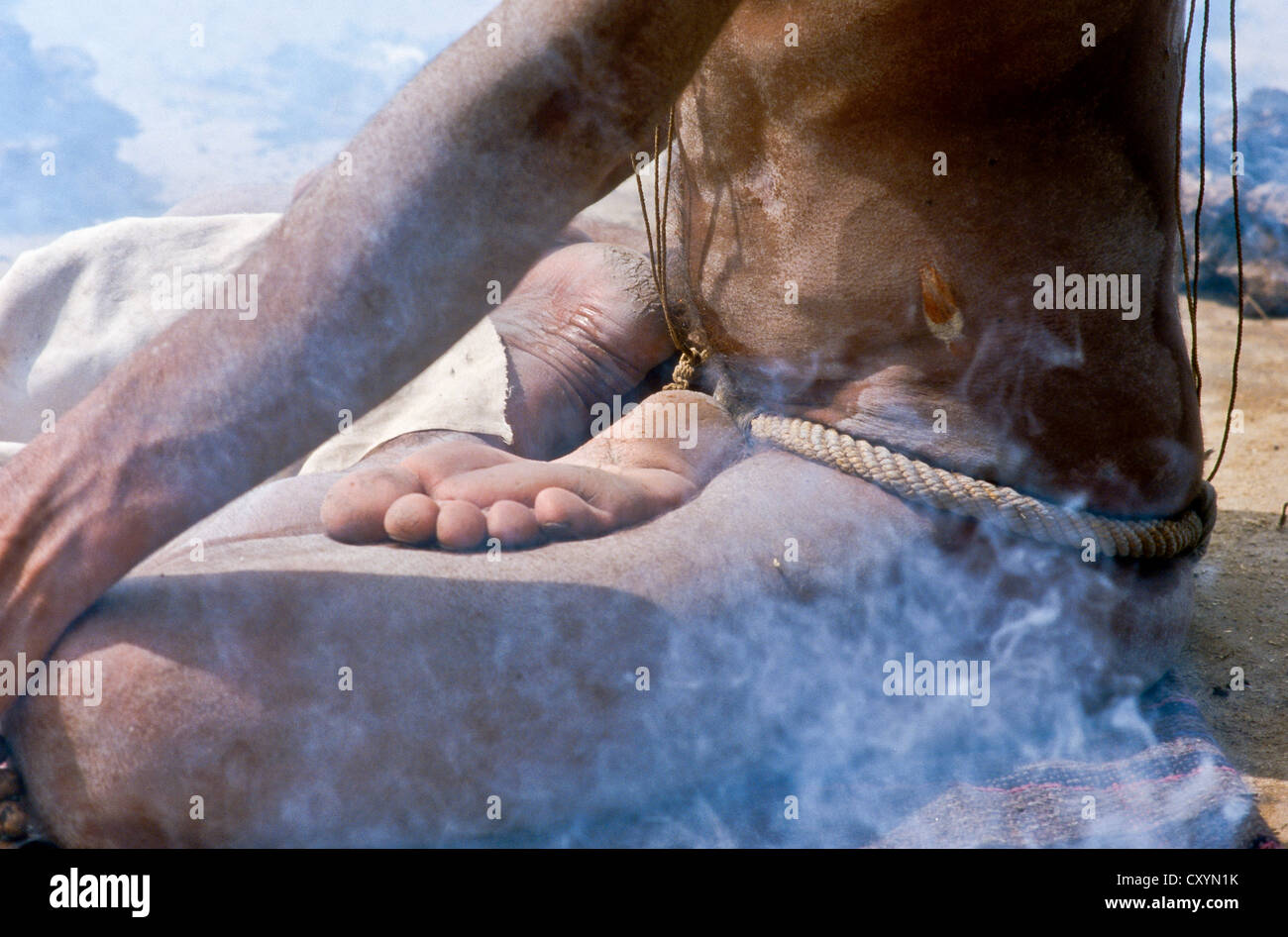 Dhuni-Tapa, symbolische Selbstaufopferung der Sadhus, die Agni, der Gott des Feuers, Haridwar, Indien, Asien Stockfoto