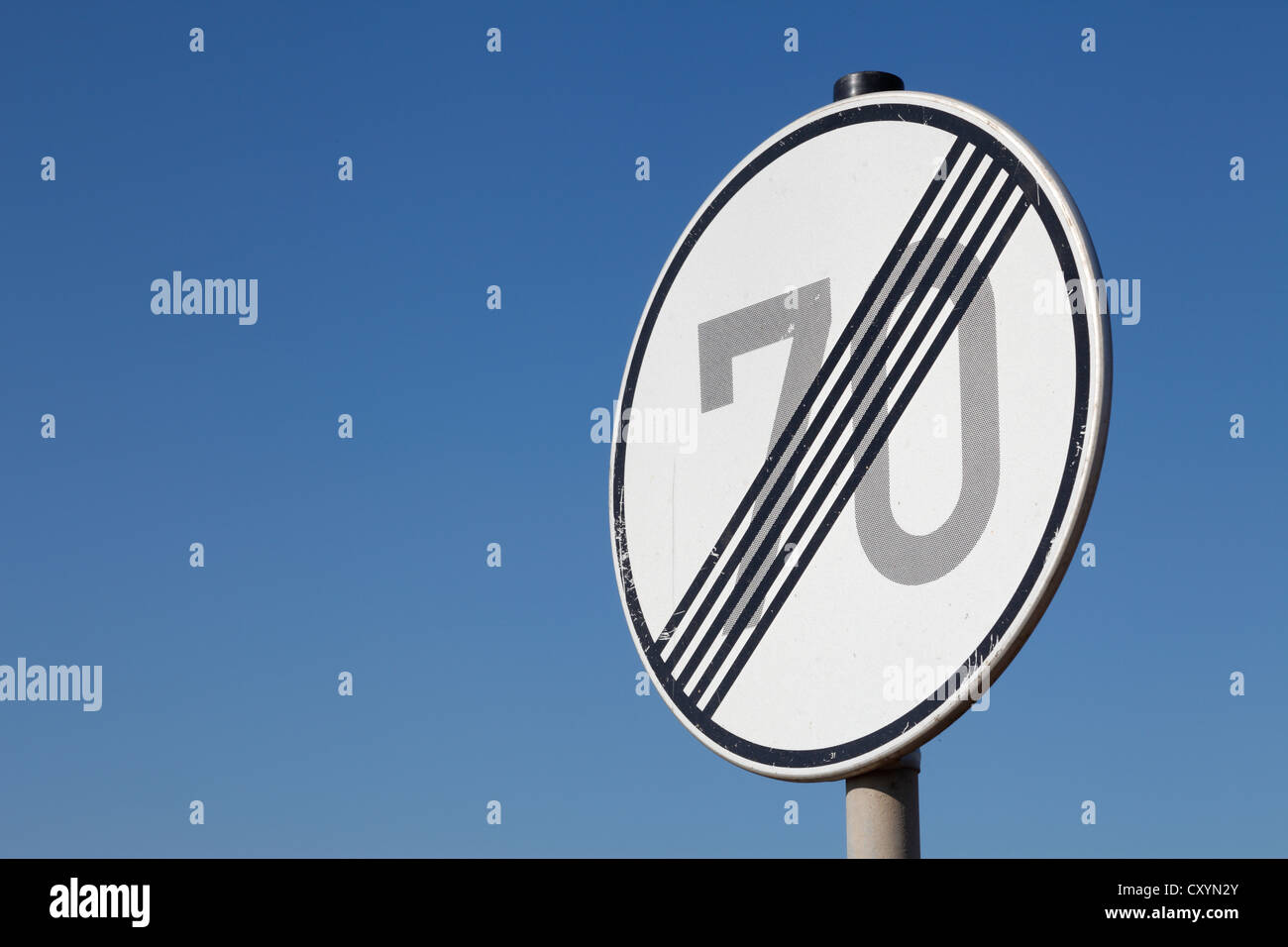 Verkehrszeichen, Ende der 70 km/h Höchstgeschwindigkeit zone Stockfoto
