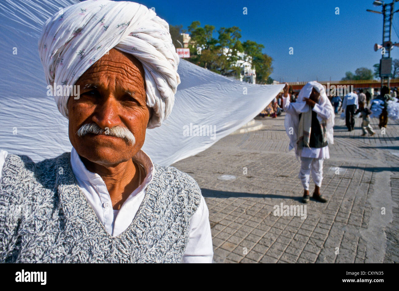 Zwei Männer, die Trocknung Saries nach der Wäsche, Haridwar, Indien, Asien Stockfoto