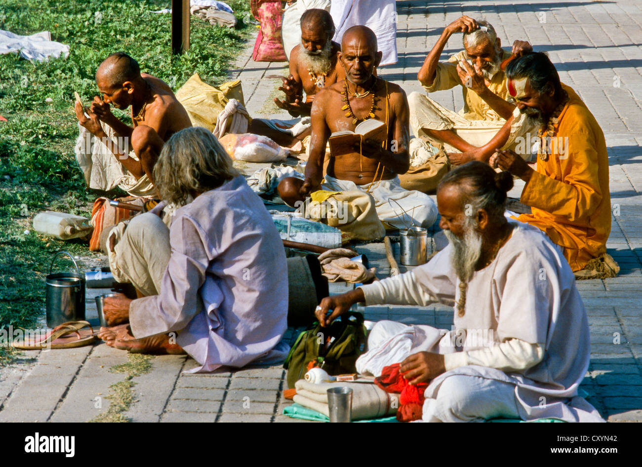 Gruppe von Sadhus, die Anwendung ihrer Tilaks als Bestandteil der Morgen Pooja, Haridwar, Indien, Asien Stockfoto
