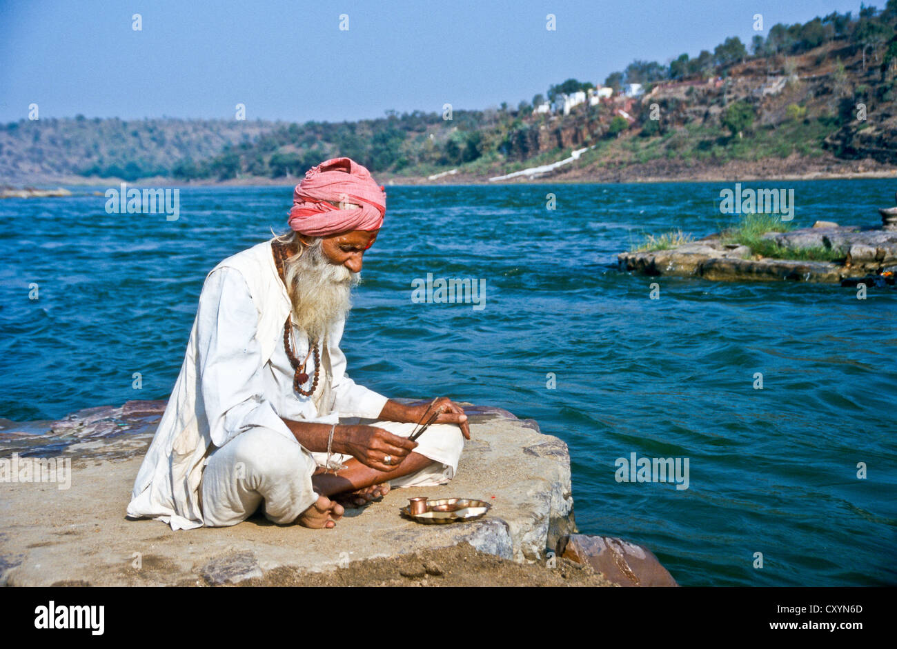 Pilger beten am Morgen an den Heiligen Narmada Fluss, Omkareshwar, Indien, Asien Stockfoto