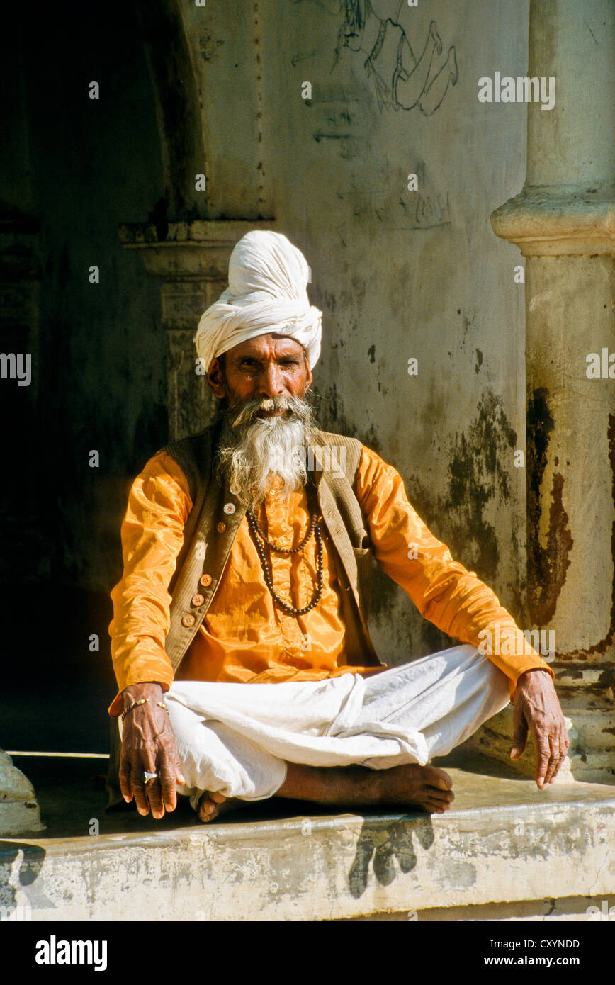 Sadhu, heiliger Mann, sitzen in den Eingang eines Tempels, Bhuj, Indien, Asien Stockfoto