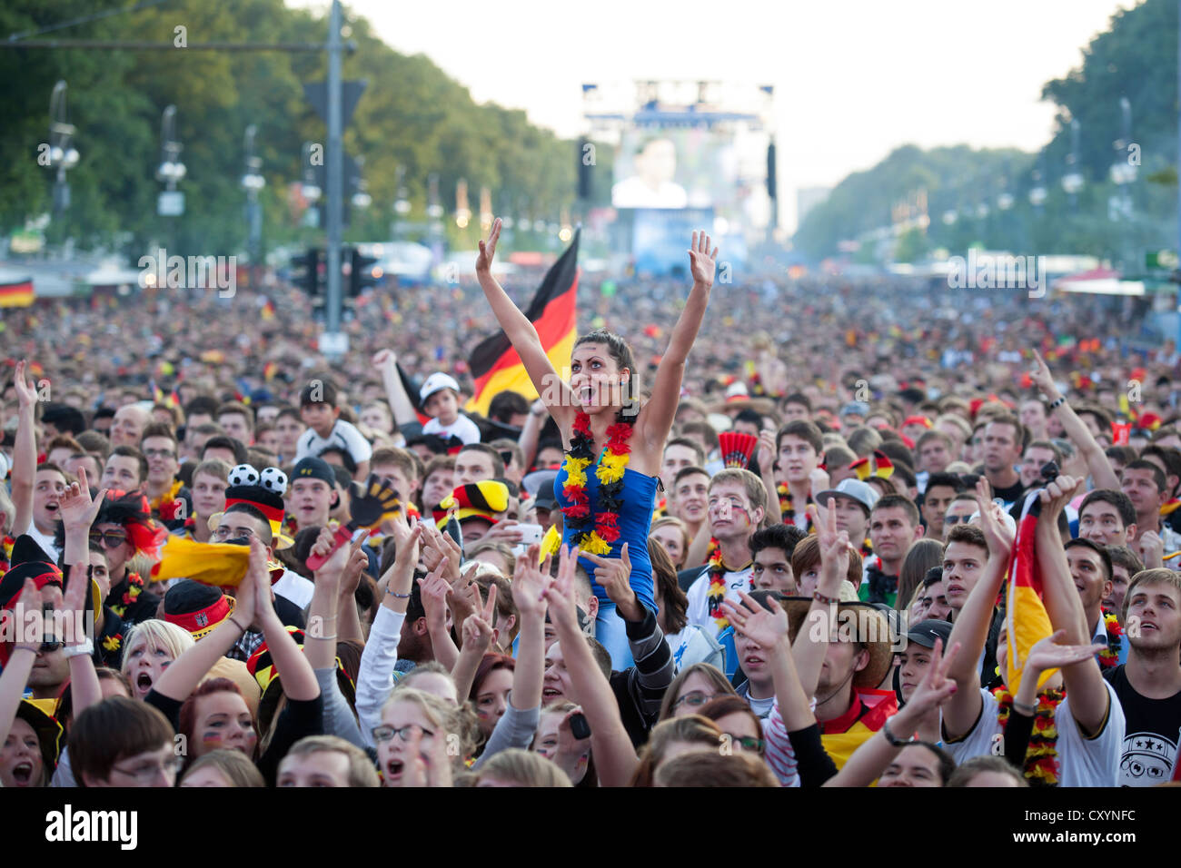 Fußball-Fans, die gerade des ersten Spiels der deutschen Nationalmannschaft bei der Euro 2012 Meisterschaften am Fanpark Berlin Stockfoto