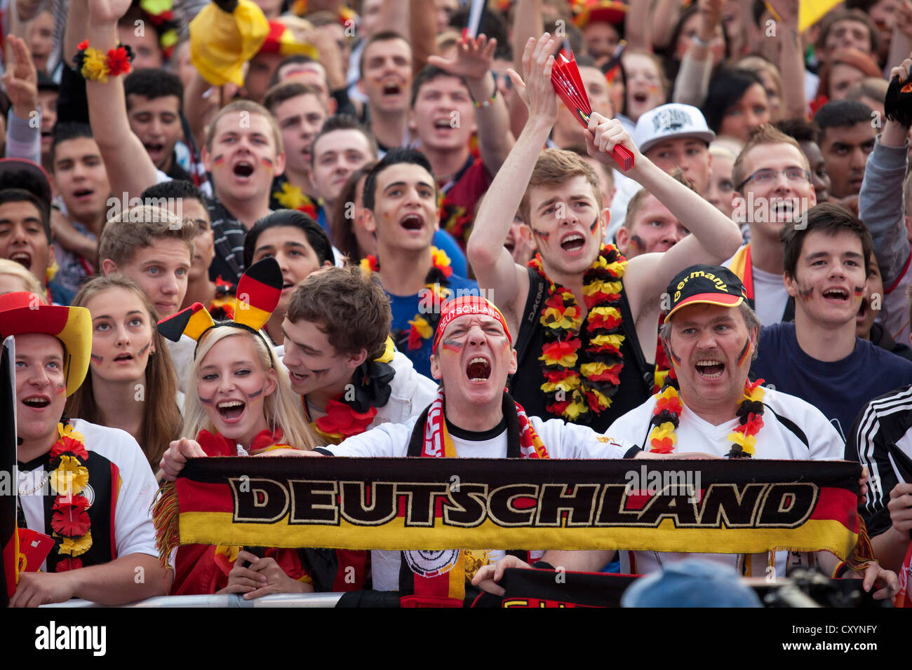 Fußball-Fans, die gerade des zweiten Spiels der deutschen Nationalmannschaft bei der Euro 2012 Meisterschaften am Fanpark Berlin Stockfoto