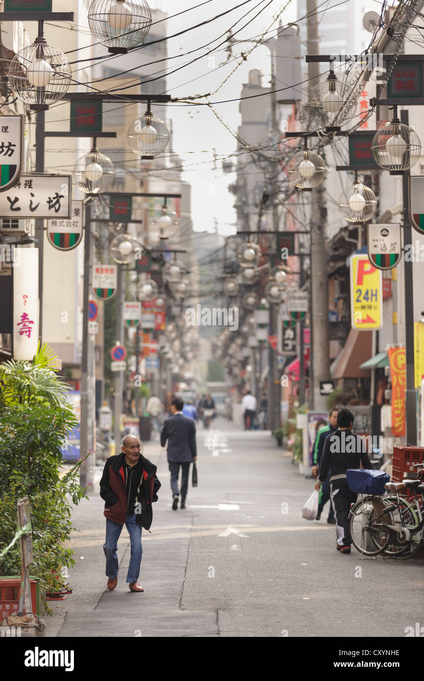 Blick auf Tokio Straße mit Fußgängern, Japan Stockfoto