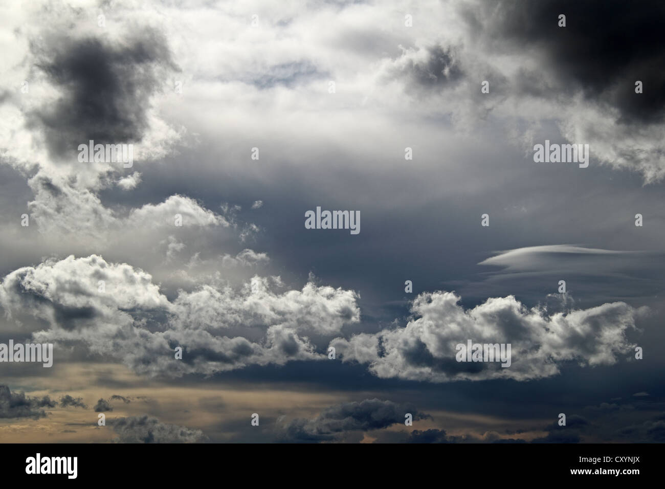 Wolken am Himmel, Wolke, Landschaft, Stimmungsvoller Himmel, Gewitterstimmung Stockfoto