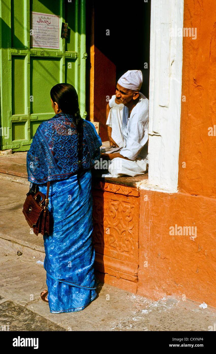 2 Personen im Gespräch auf der Straße, Amritsar, Indien, Asien Stockfoto