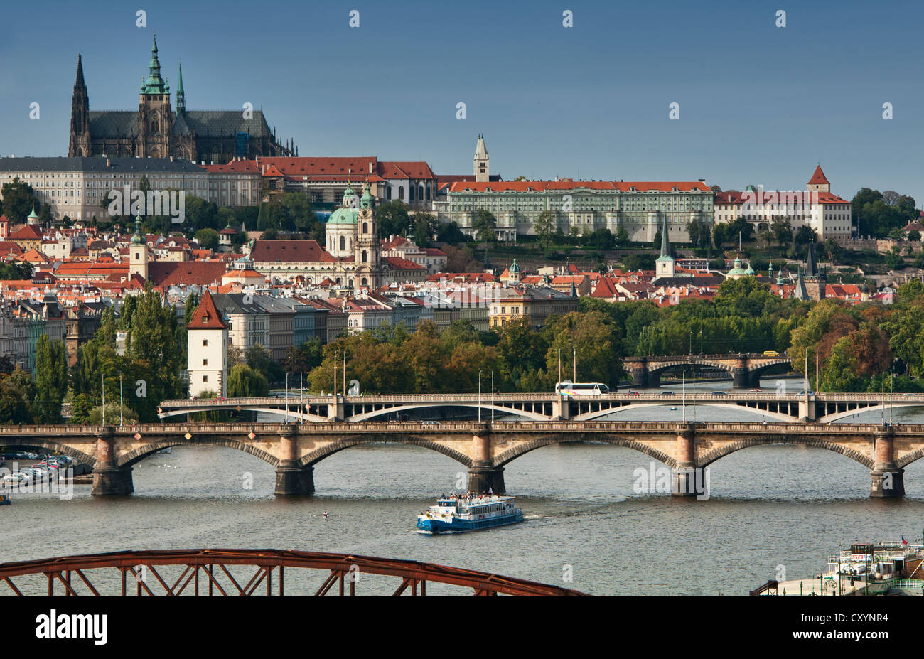 Prager Burg erhebt sich über der Stadt und Fluss Vitava, Prag, Tschechische Republik Stockfoto