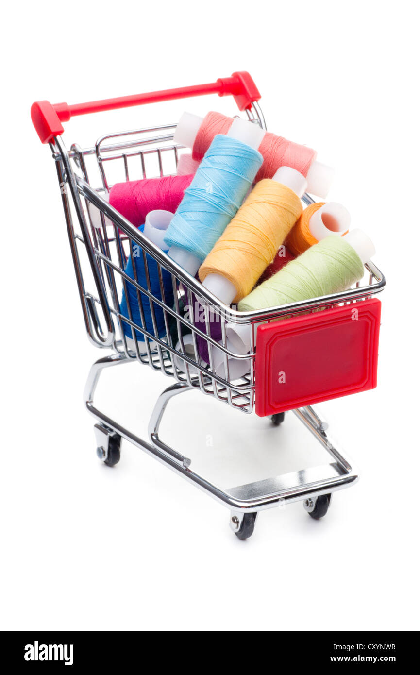 Supermarkt-Einkaufswagen, beladen mit Spulen von mehrfarbigen Fäden, isoliert auf weißem Hintergrund Stockfoto