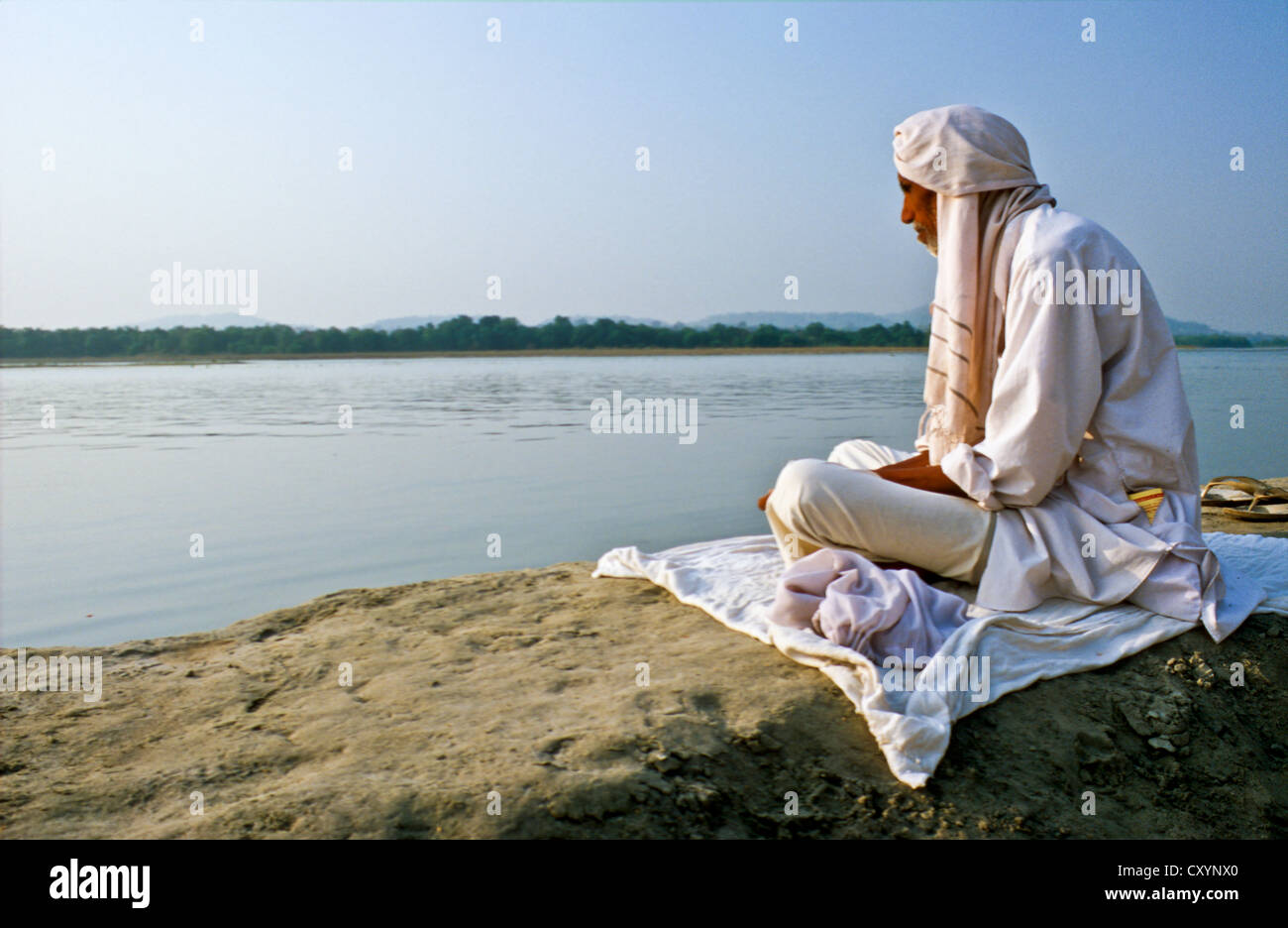 Sadhu Meditation am Ufer des Flusses Ganges in der Nähe von Haridwar, Uttaranchal, Indien, Asien Stockfoto