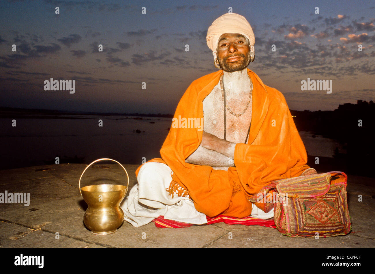 Shiva-Sadhu sitzen an den Ghats von Varanasi, Uttar Pradesh, Indien, Asien Stockfoto