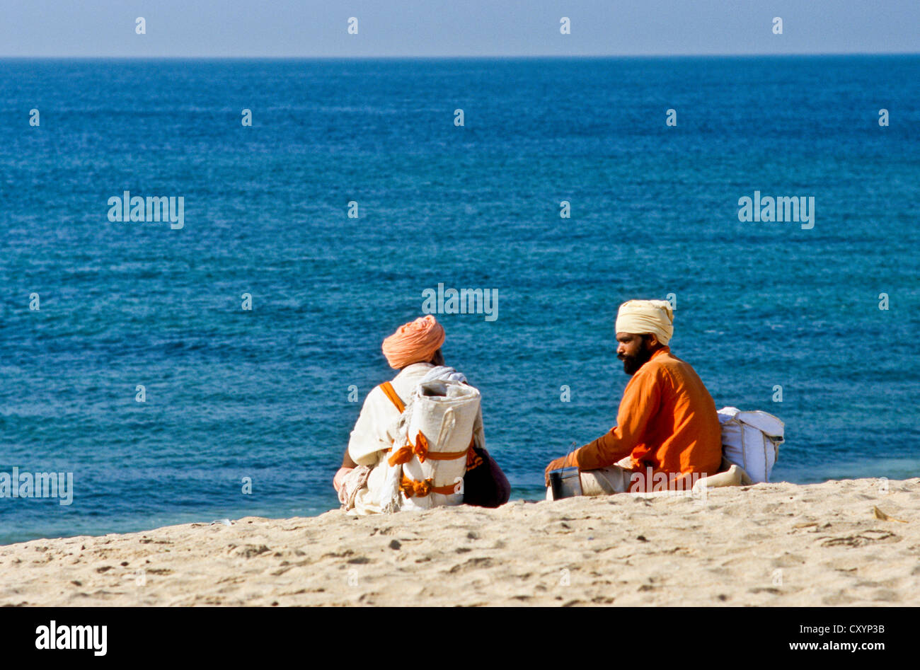 Zwei Sadhus ruht auf den Strand von Mandvi, Mandvi Gujarat, Indien, Asien Stockfoto