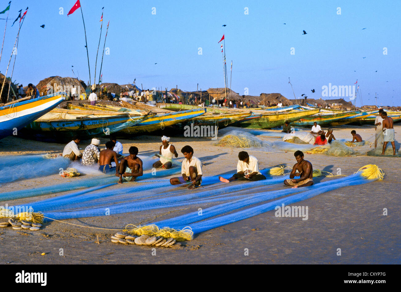 Fischer reparieren Netze an den Strand, Puri, Orissa, Indien, Asien Stockfoto