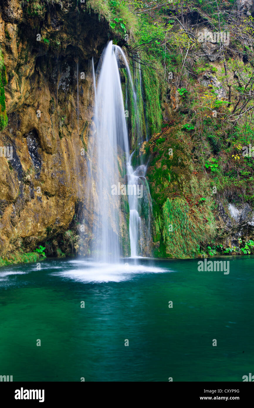 Wasserfall im Herbst, Nationalpark Plitvicer Seen, Kroatien, Europa Stockfoto