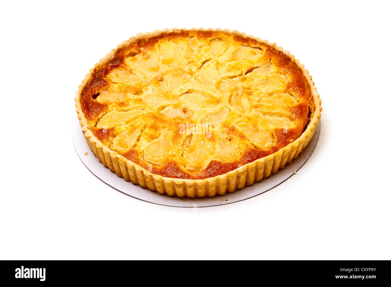 Birne und Frangipane Tart isoliert auf einem weißen Studio-Hintergrund. Stockfoto