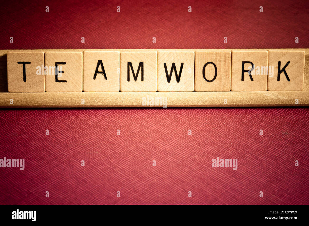 Teamwork mit Scrabble Fliesen geschrieben Stockfoto