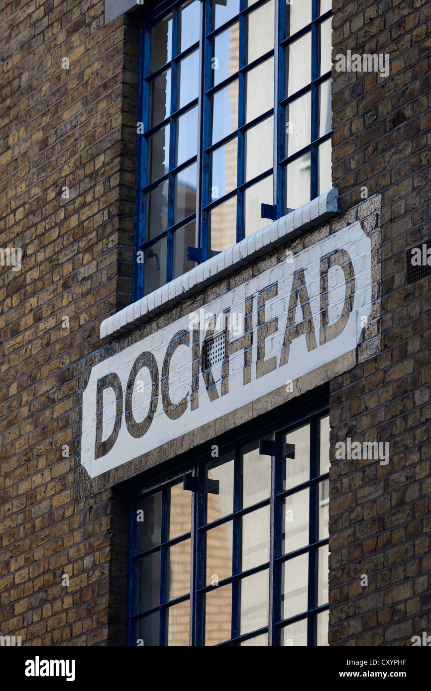 Dockhead Schild am alten Kai Gebäude, Bermondsey, London Stockfoto