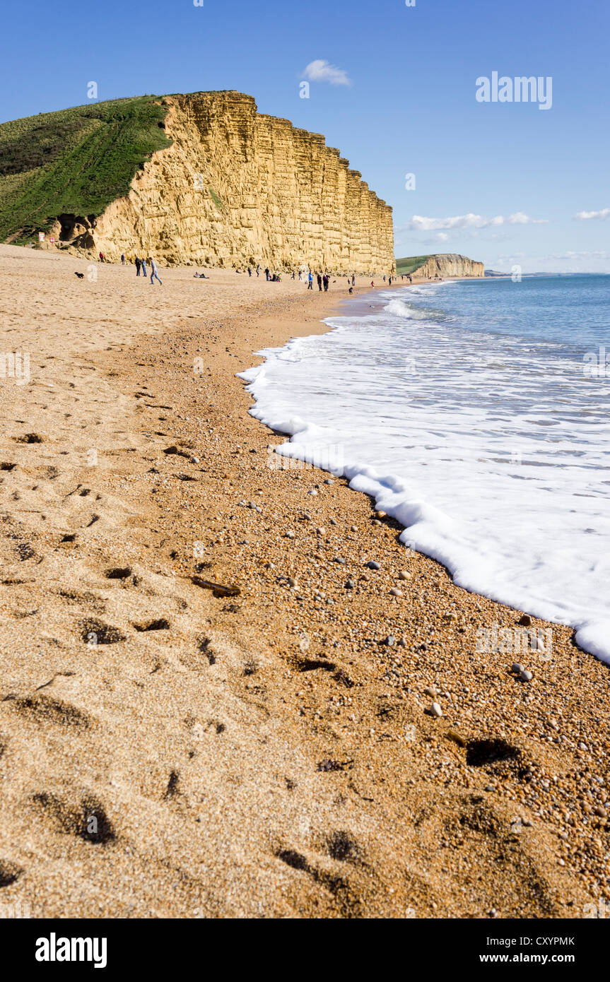 Jurassic Coast - der Strand von West Bay, Bridport mit Golden Cap Klippe, Dorset, Großbritannien Stockfoto