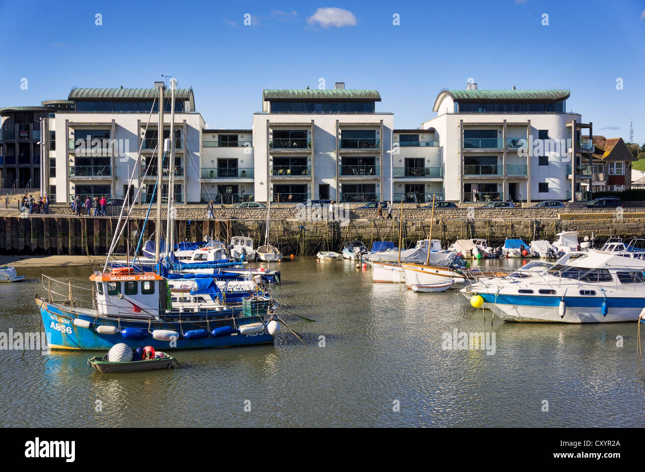 Die Promenade-Luxus-Apartments mit Blick auf den Hafen von West Bay, Bridport, Dorset, Großbritannien Stockfoto