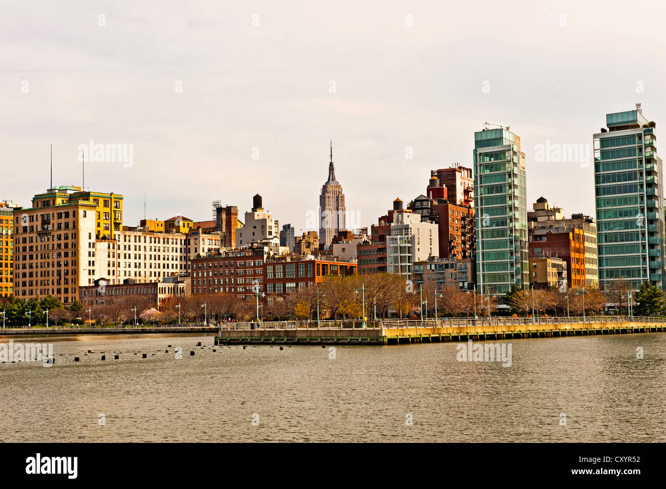 Von Christopher Street Pier, Hudson River Park, der West Side von Manhattan, Empire State Building, Blick zurück im Zentrum Stockfoto