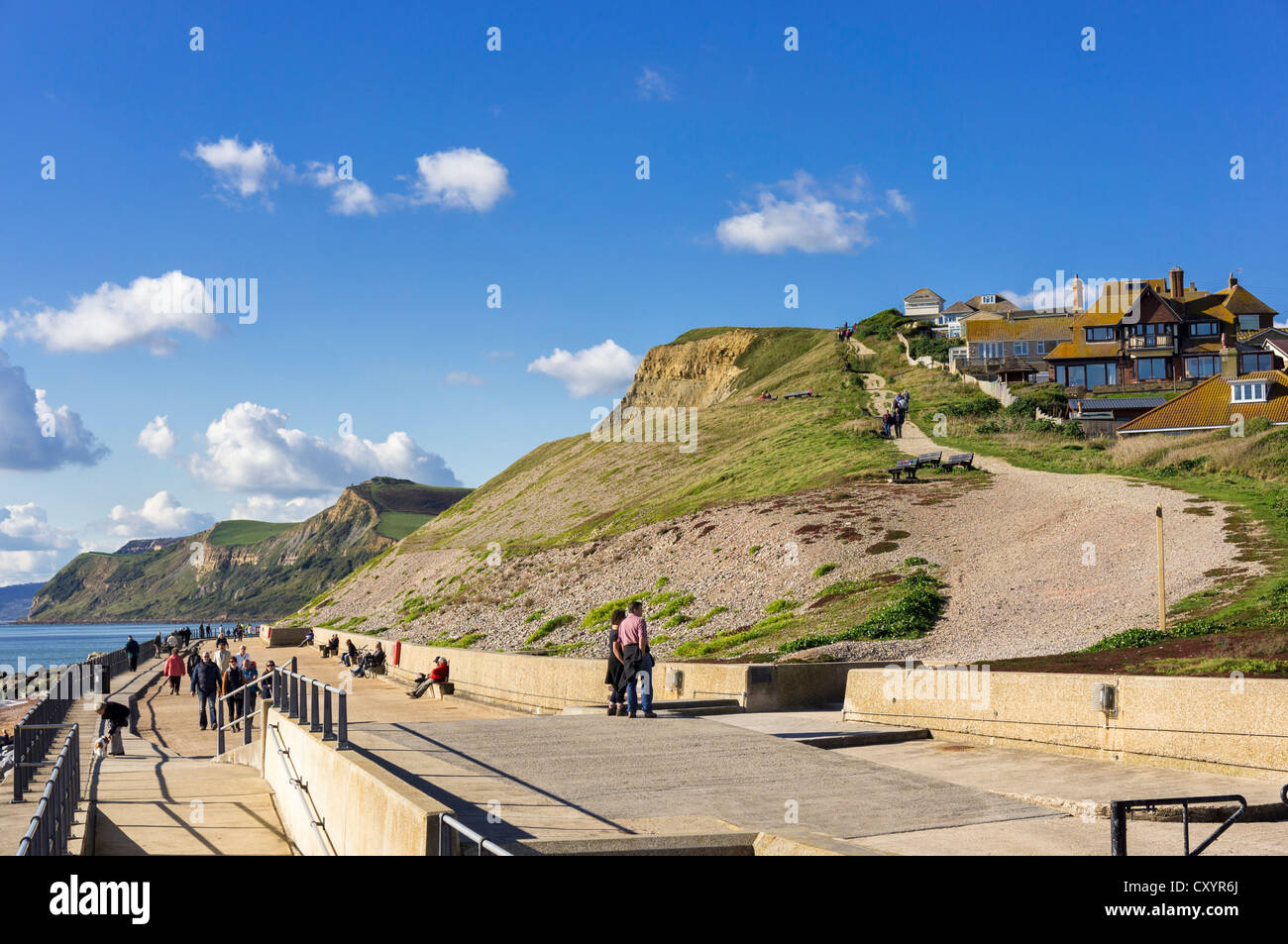 West Bay, Dorset, UK nahe Bridport – Promenade und Küstenpfad hinauf zu den Klippen bei West Bay Stockfoto