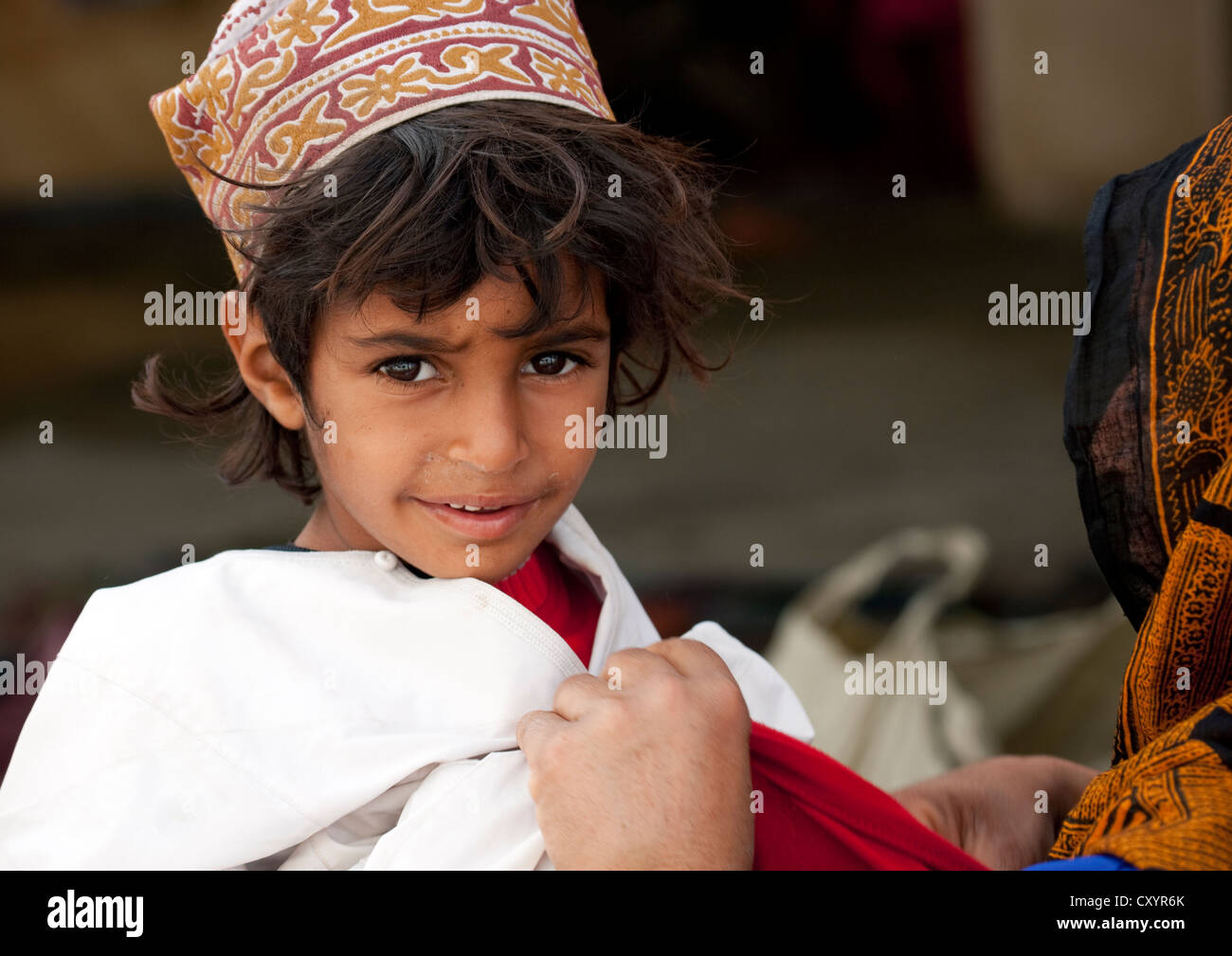 Beduinen-Boy mit bunten Mütze, Sinaw, Oman Stockfoto