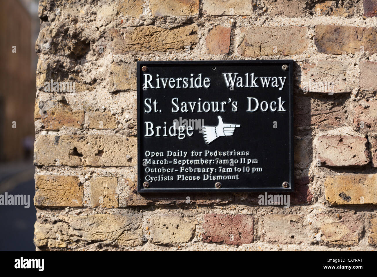 Schild an Wand auf St Saviour Dock Bridge, Bermondsey, London Stockfoto
