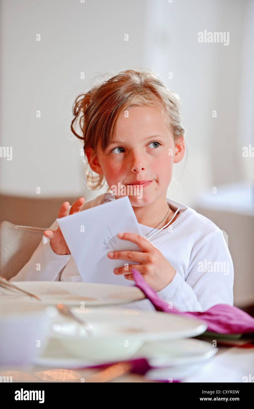 Madchen 9 Jahre Mit Grusskarte Am Ihrer Erstkommunion Region Munsterland Nordrhein Westfalen Stockfotografie Alamy