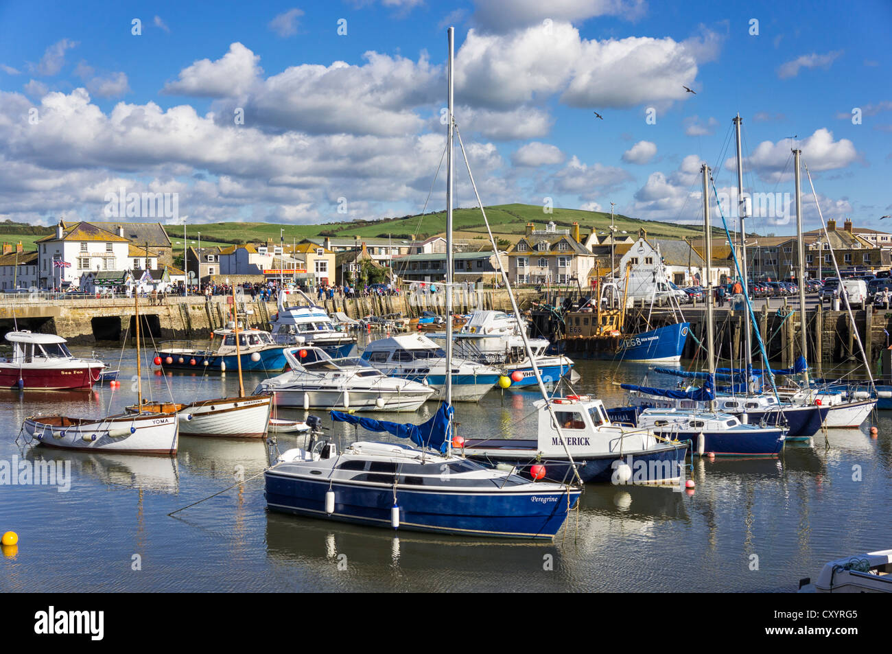 West Bay, Dorset, Großbritannien - der Hafen mit Fischerbooten Stockfoto